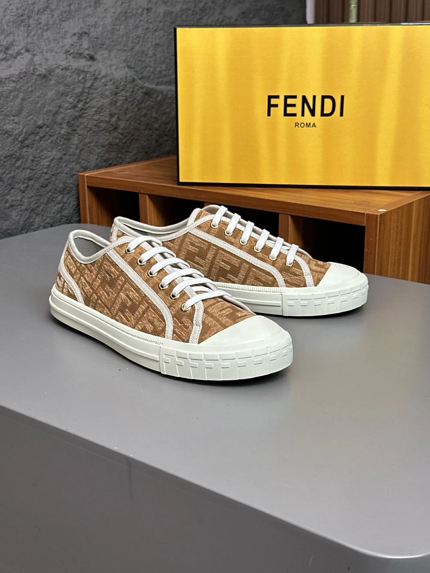 Men's shoes 💰580 FENDI Match men's lace-up sneakers. ♞size; Couple model 35-40 (female) 39~45 (men) This item comes from the Stefano Pilati design series and is made of black leather with gray leather details. Rubber sole with FENDI lettering on the side Material: 100% calfskin, lining: 70% polyester, 27% nylon